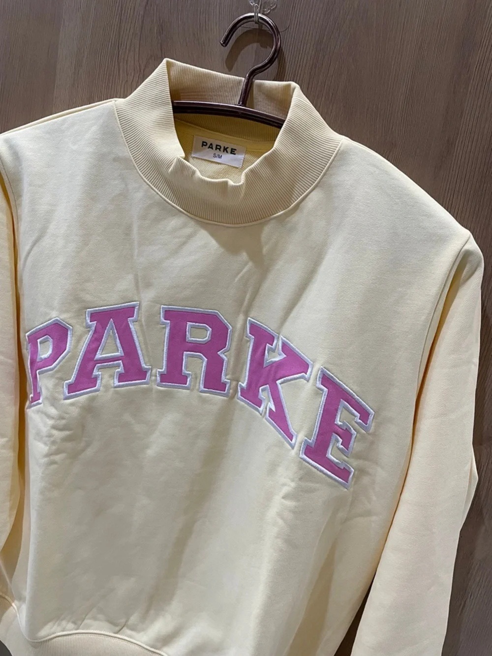 PARKE Pale Yellow Mock Neck Sweatshirt Pink White‑Outline Arch Letter Patch Pull